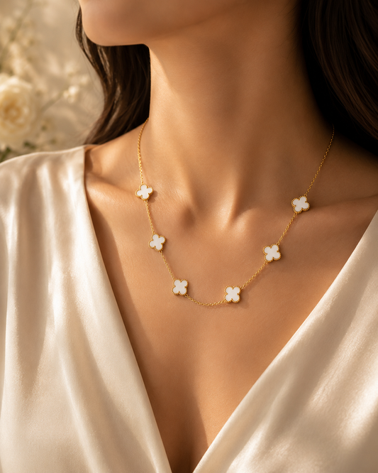 Zarini clover shaped Detail Pendant – White