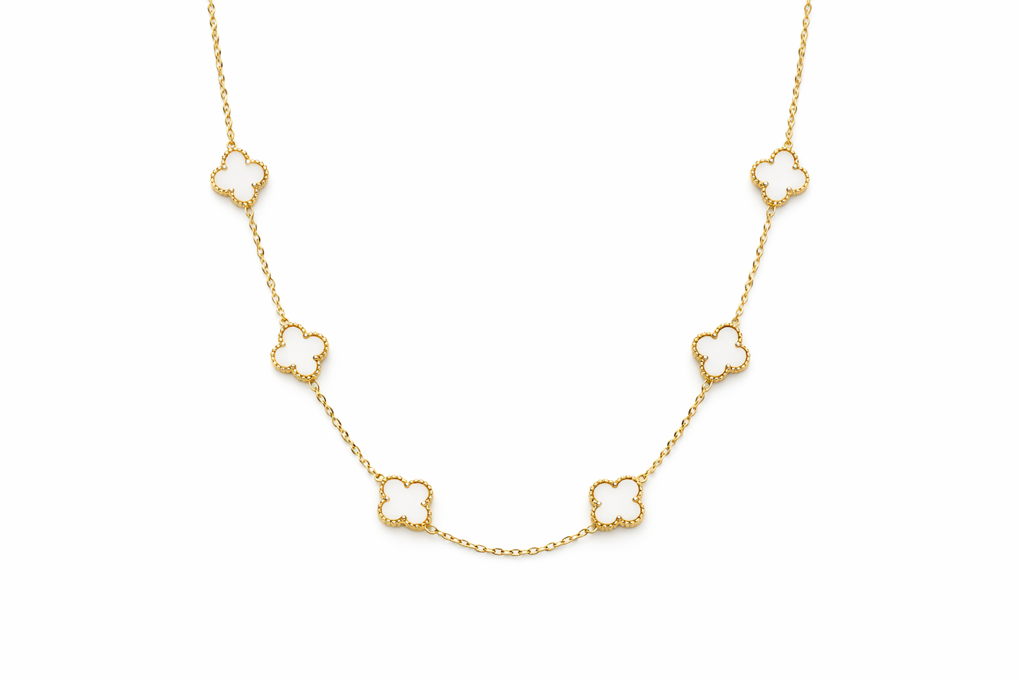 Zarini’s clover shaped Detail Pendant – White